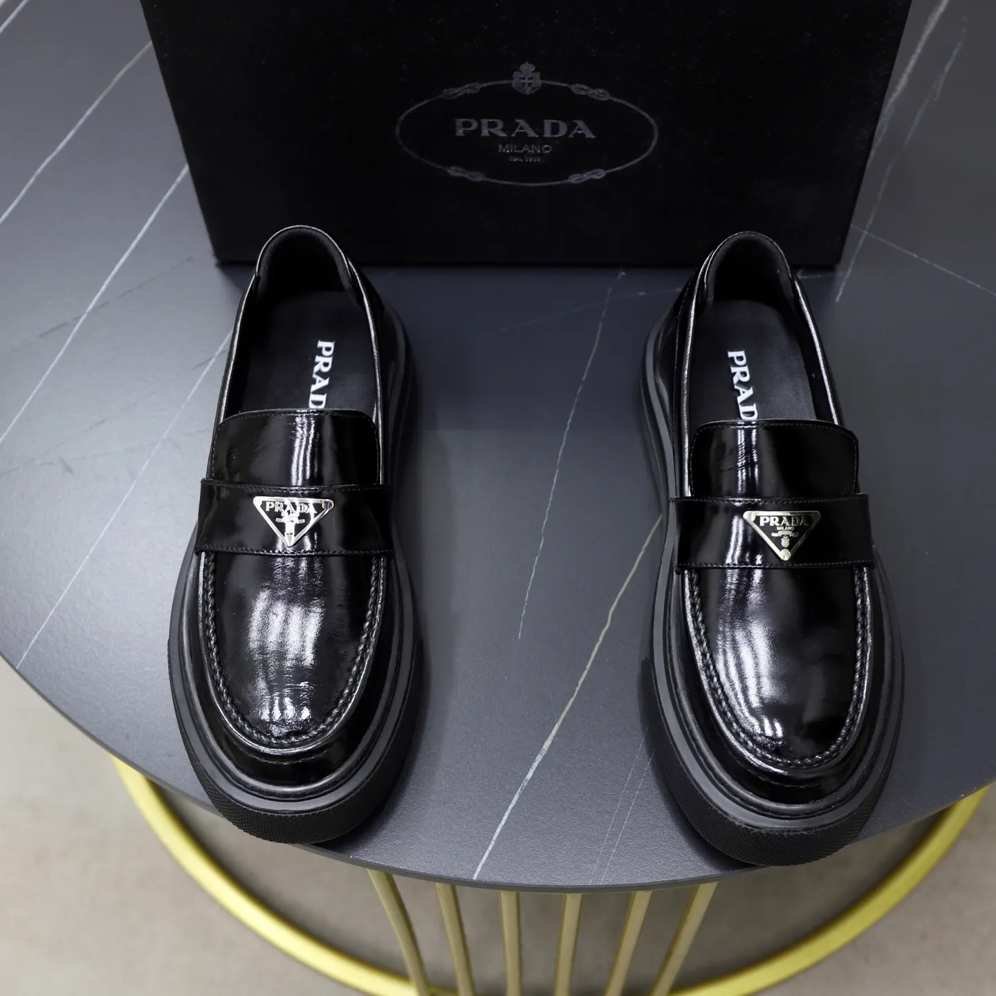 Ex-factory price: 500💰🙅‍♂️🙅‍♂️🙅‍♂️ Brand: PRADA Standard code: Men's code 38-44 (45 can be customized) Grade: Same style as the official website Original order quality Material: Original cowhide surface Comfortable lining Original outsole Style category: Men's fashionable casual leather shoes Distinguished big-name luxury elements Top luxury Color: Color of the actual picture